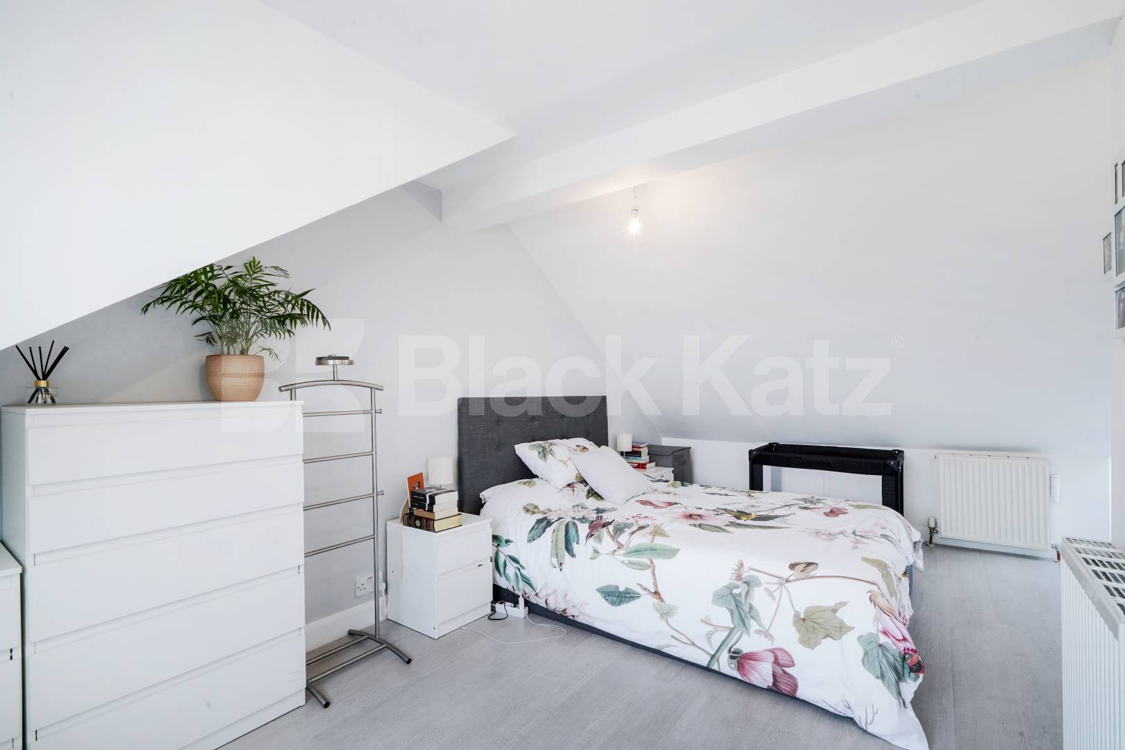 			2 Bedroom, 1 bath, 1 reception Flat			 Woodville Gardens , Ealing Broadway